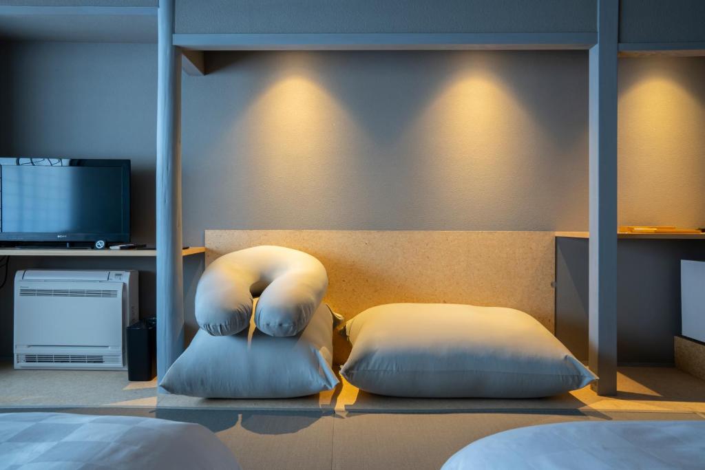 Kameya Room Pillows Tv