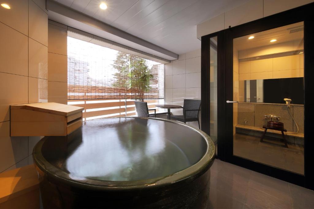 Kami No Yama Azumaya Onsen Bathroom