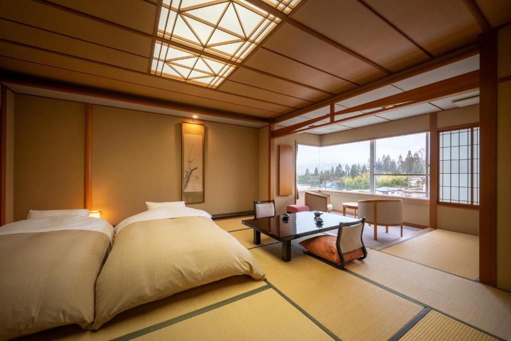 Kami No Yama Azumaya Traditional Room With Beds And Tatami