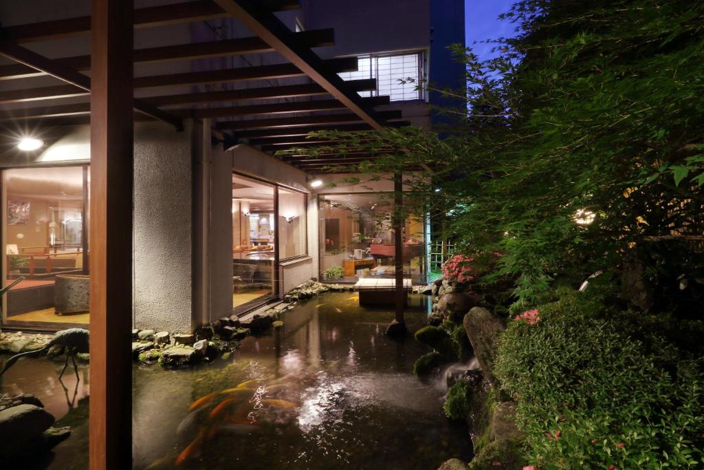 Kaminoyamaazumaya Koi Pond