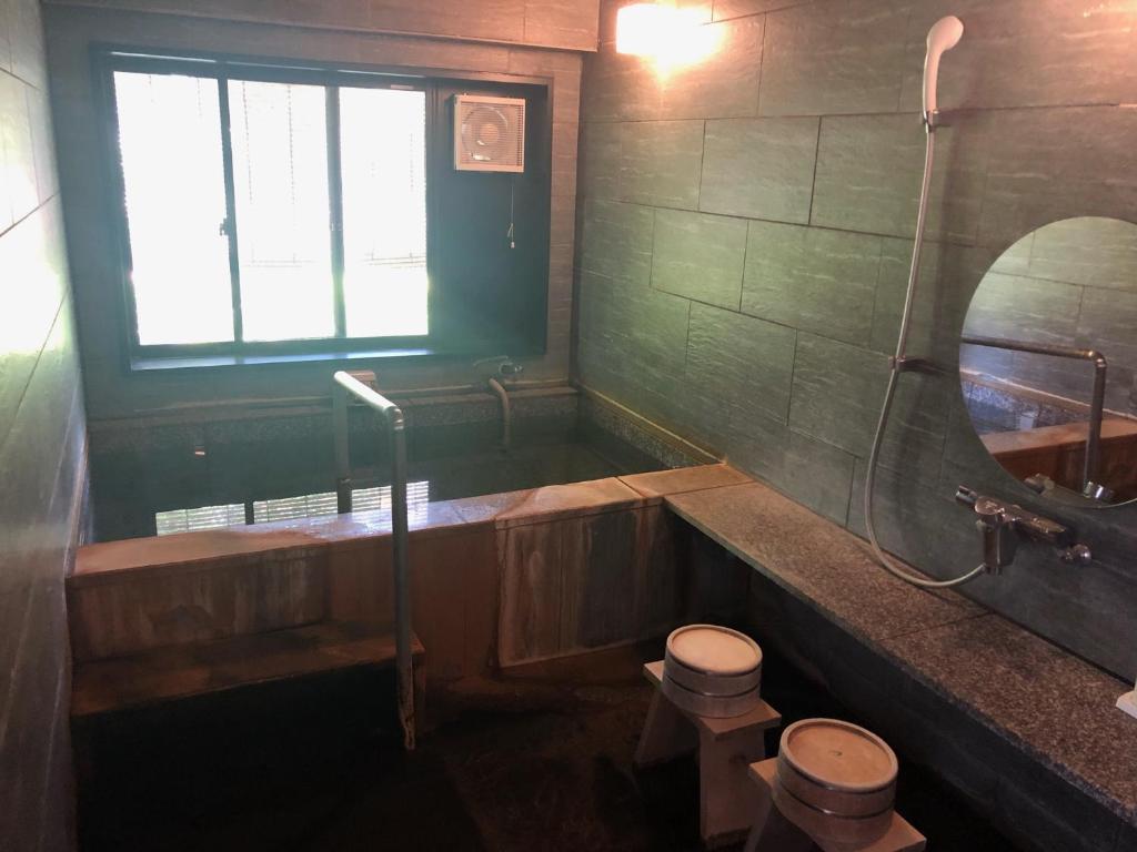 Kansuiteikozeniya Onsen Bathroom