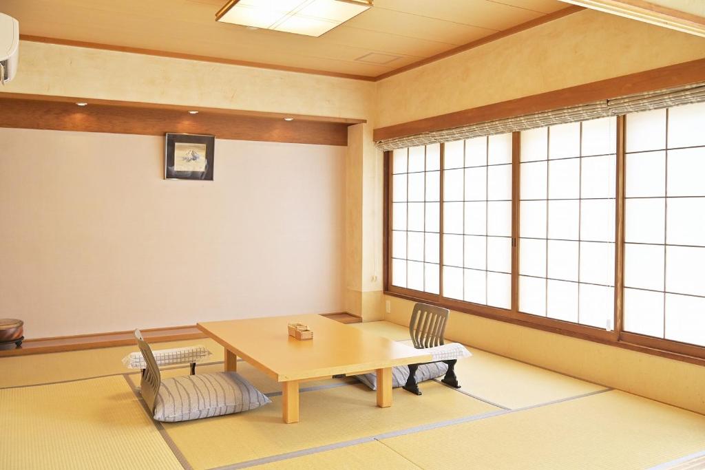 Kansuiteikozeniya Tatami Room Table