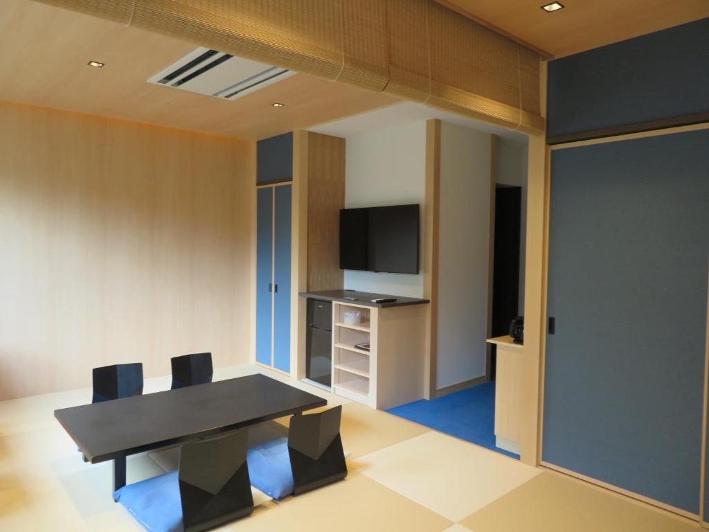 Kashoutei Hanaya Tatami Room Table Chairs
