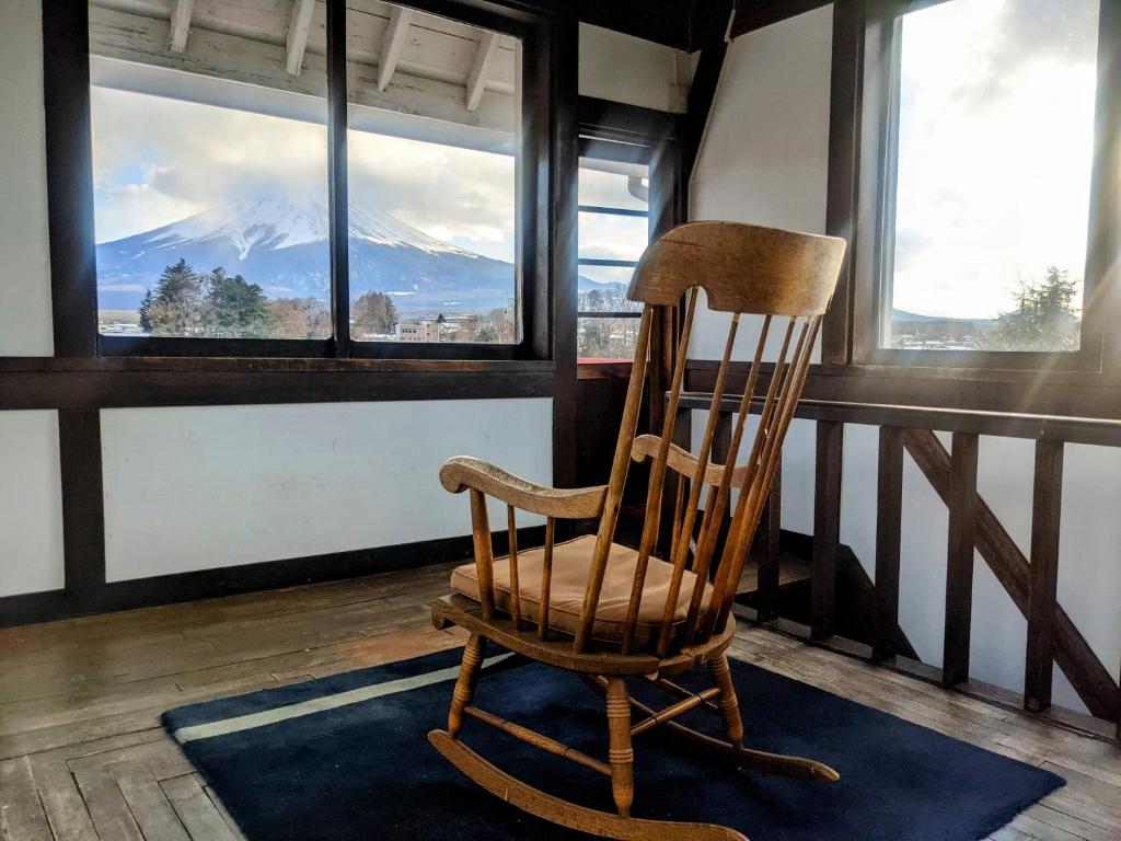 Kawaguchiko Hotel Mt Fuji View Rocking Chair