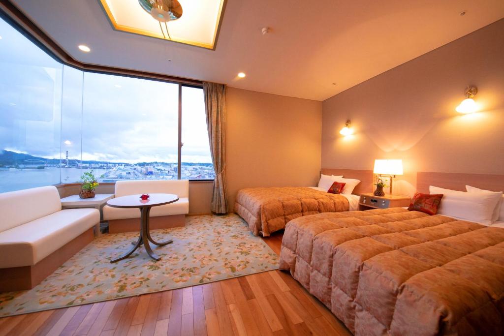 Kesennuma Plaza Hotel Room With Two Beds And Seating Area