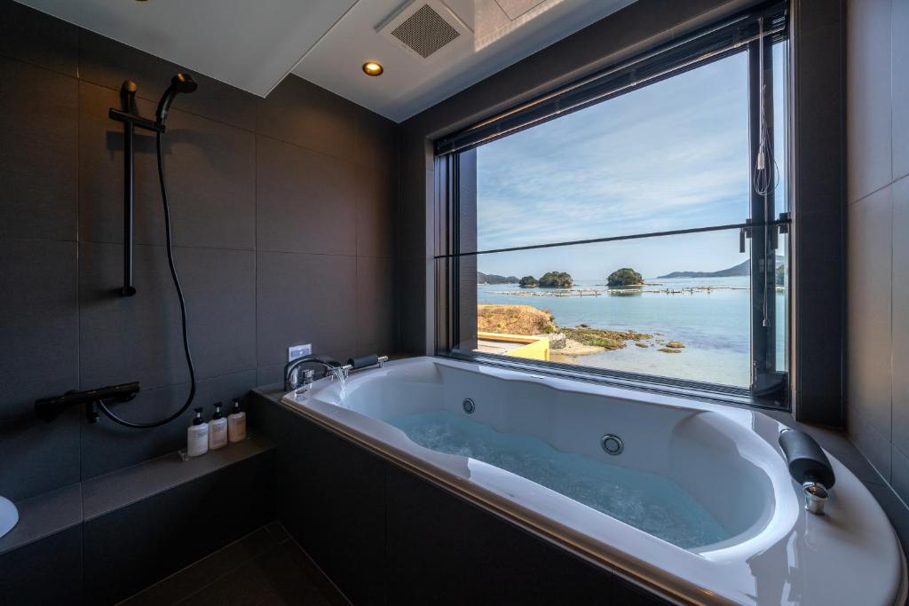 Kochoran Bathroom Seaview