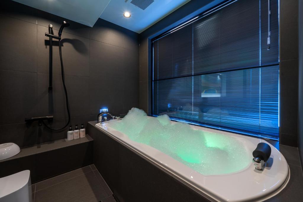 Kochoran Modern Bathroom