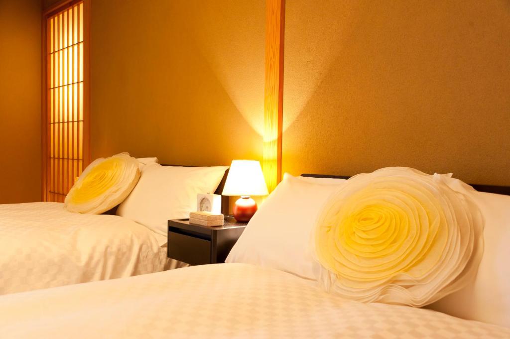 Kohan No Yado Morimoto Bedroom Lamp Yellow Pillows