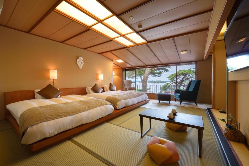 Komatsukan Kofuutei Tatami Room Beds Window View