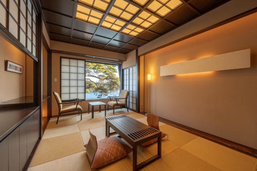 Komatsukan Kofuutei Tatami Room Chairs Table