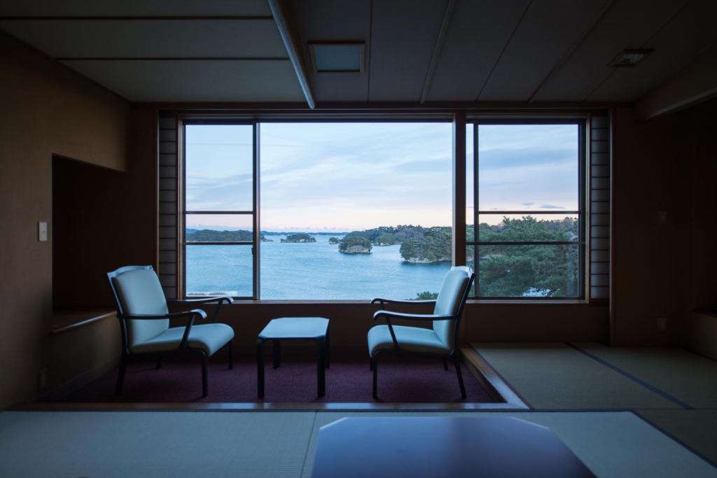 Komatsukan Kofuutei Window Lake View