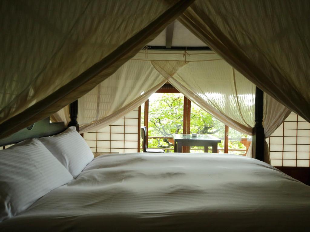 Kotohira Kadan Bed With Canopy