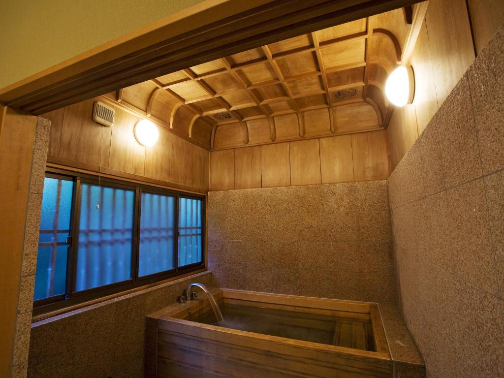 Kotohira Kadan Onsen Bathroom