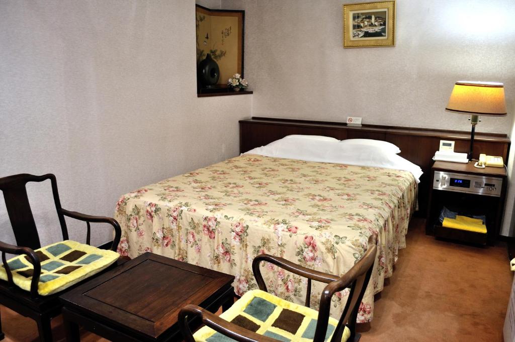 Los Inn Floral Bed Room