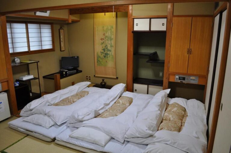 Los Inn Traditional Futon Tatami Room