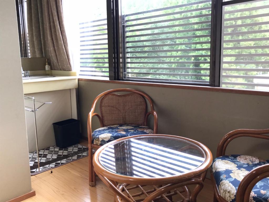 Magokoro No Yado Marui Ryokan Rattan Chairs Table
