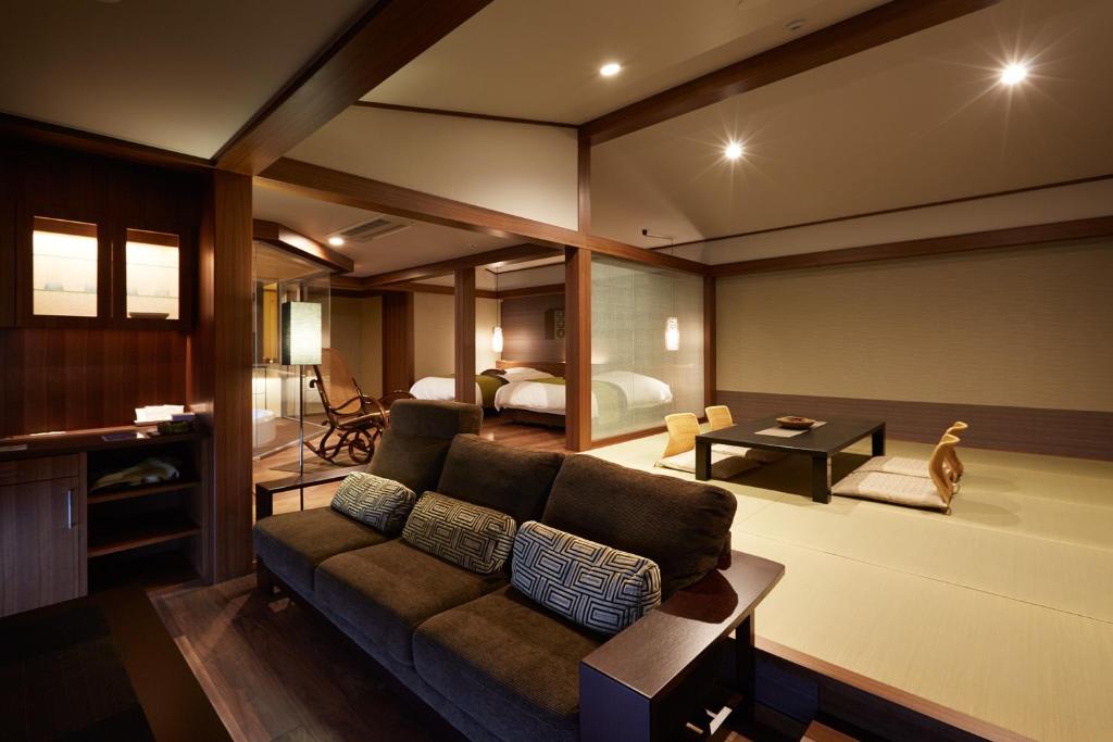 Matsudaya Hotel Tatami Room And Couch