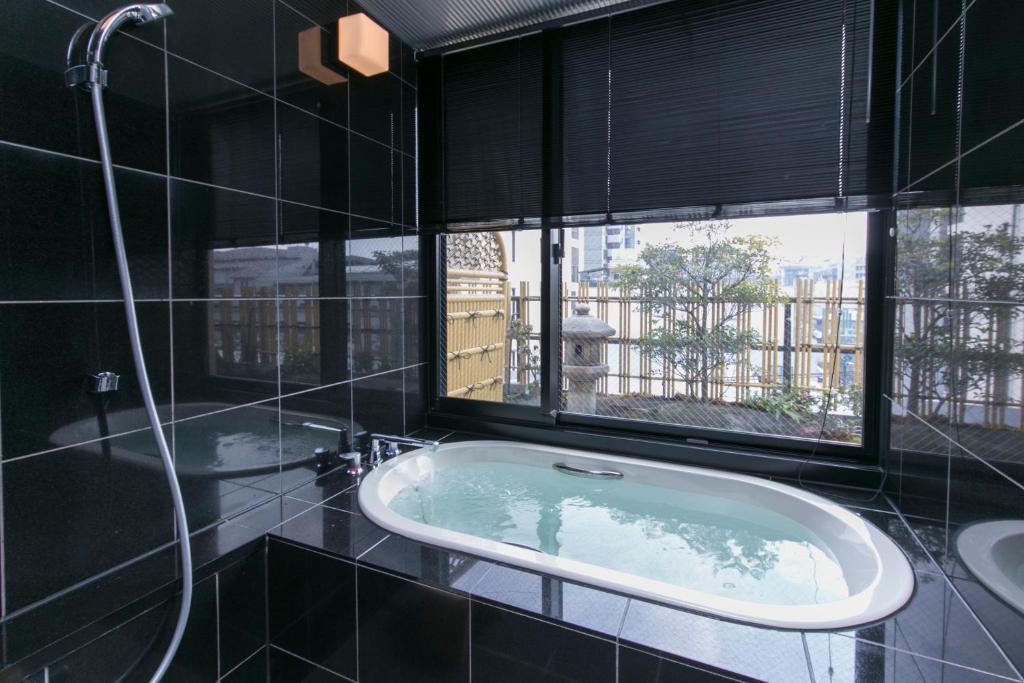 Matsui Bekkan Hanakanzashi Bathroom With Tub