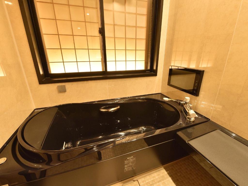 Matsui Bekkan Hanakanzashi Black Bathtub