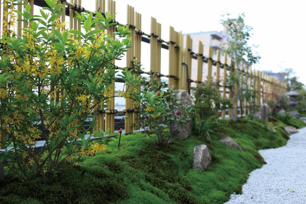 Matsui Bekkan Hanakanzashi Garden Path