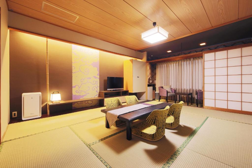 Matsunoyu Tamatsukuri Tatami Room With Table And Chairs
