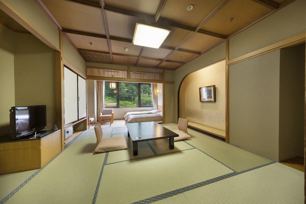 Minakami Hotel Juraku Tatami Room Window View
