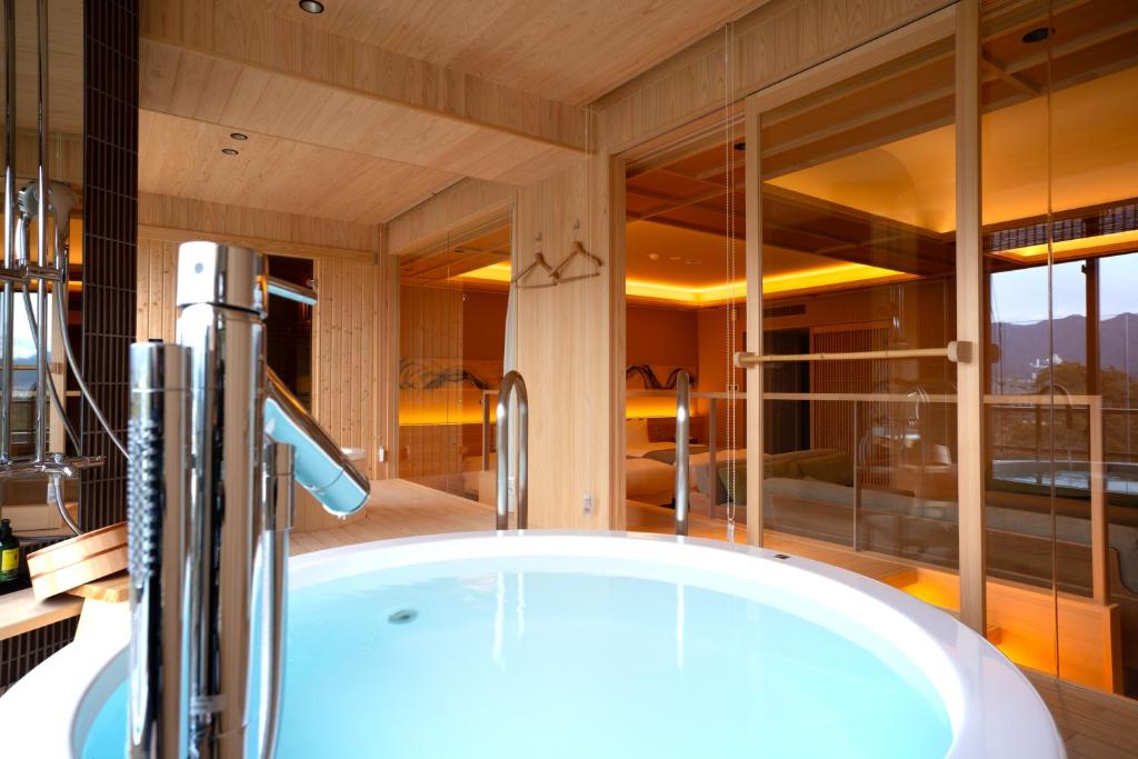 Miyajima Grand Hotel Arimoto Onsen Bathtub