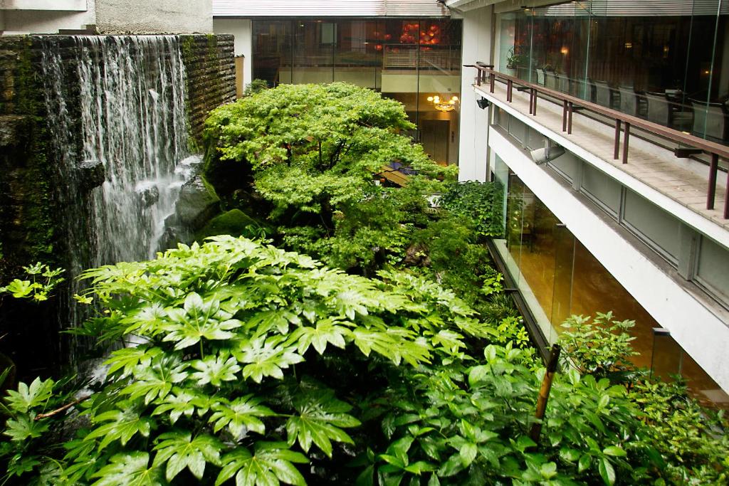Nishi No Miyabi Tokiwa Garden Waterfall