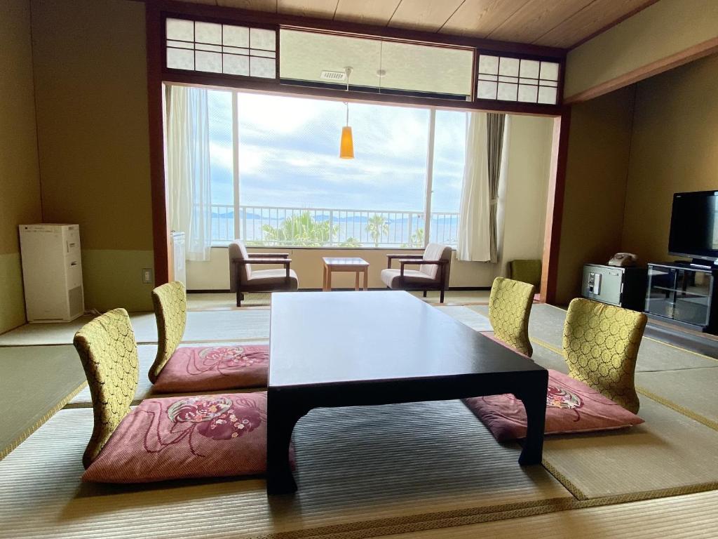 Nishiura Grand Hotel Kikkei Tatami Seating Area