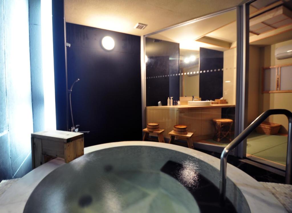 Obokekyo Mannaka Onsen And Bathroom