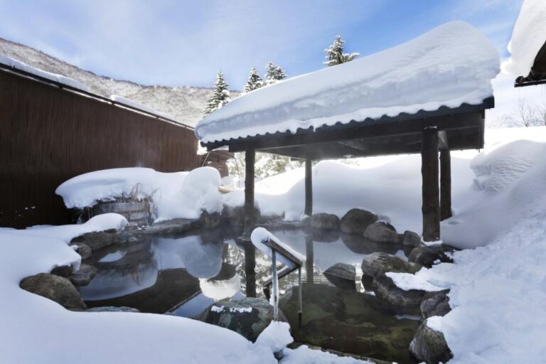 Okada Ryokan Warakutei Outdoor Onsen Snow