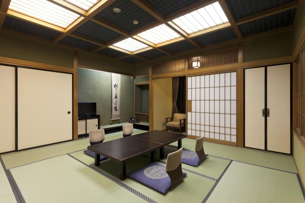 Okada Ryokan Warakutei Tatami Room