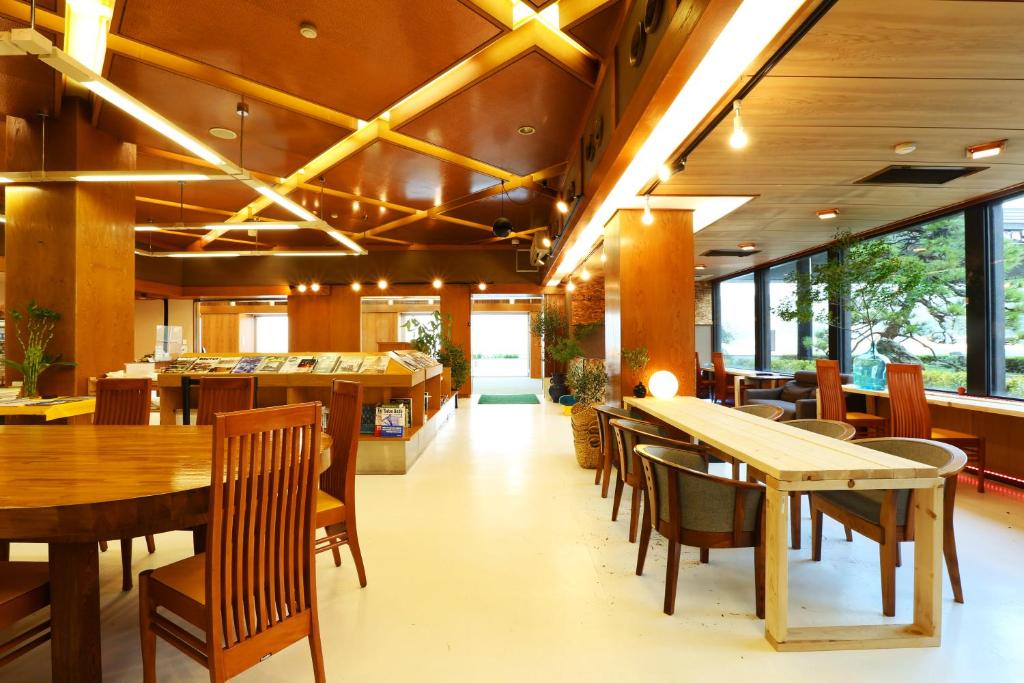 Okukinosakiseasidehotel Wooden Interior Lounge