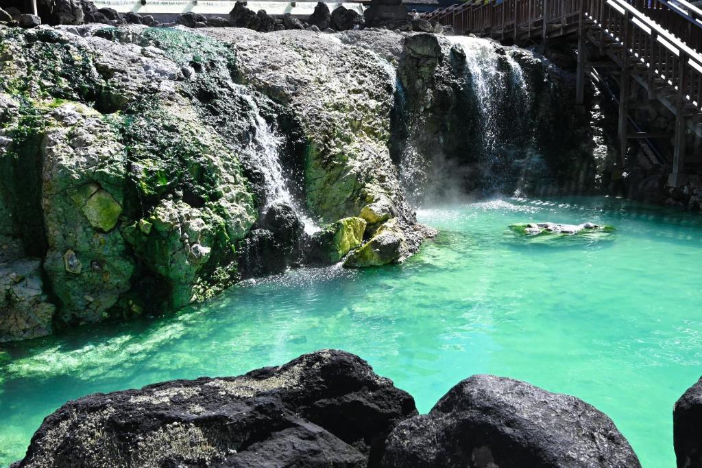 Osakaya Ryokan Hot Spring Waterfall