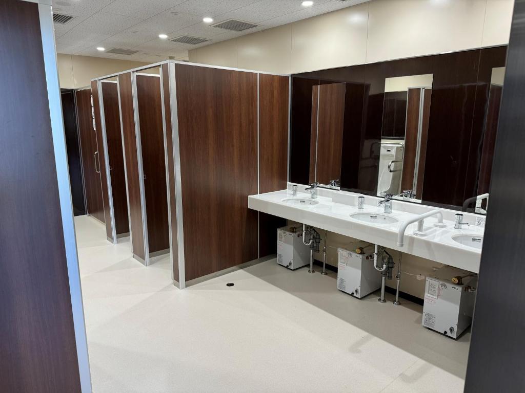 Oshima Onsen Hotel Bathroom Sinks Stalls