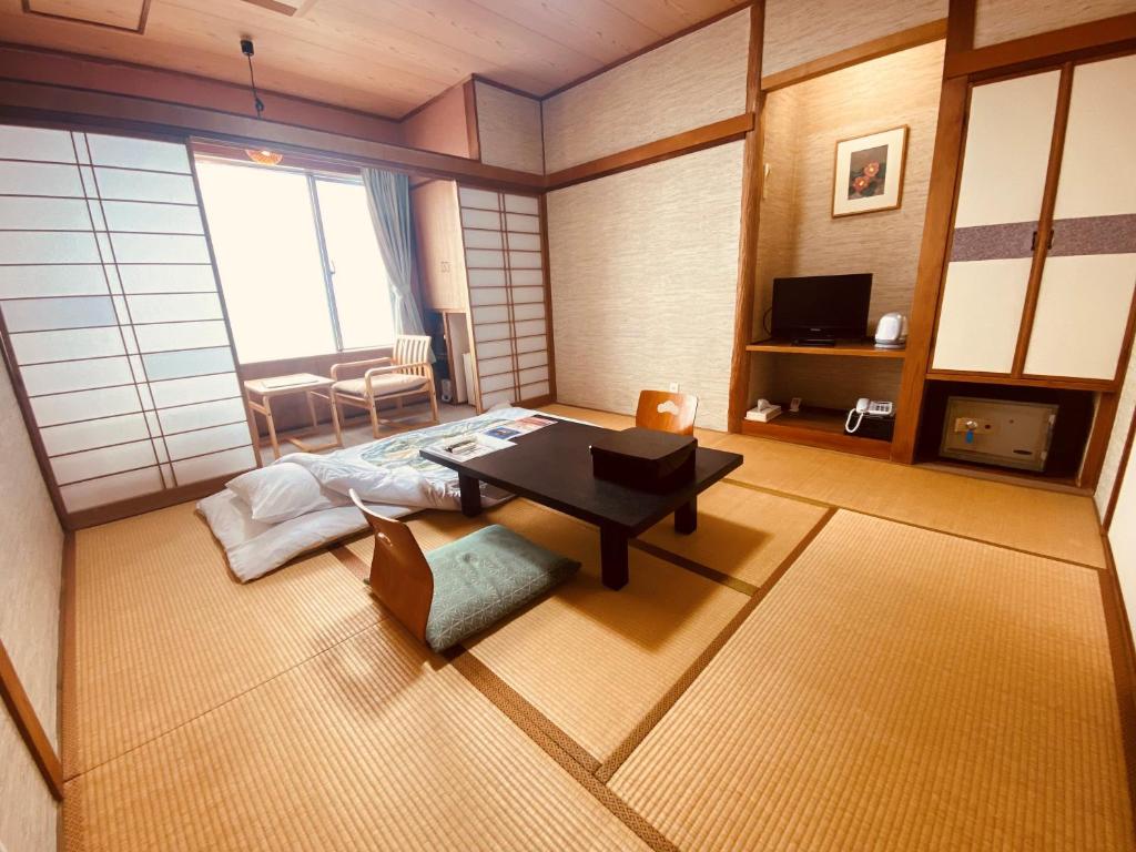 Oshima Onsen Hotel Tatami Room Futon Table