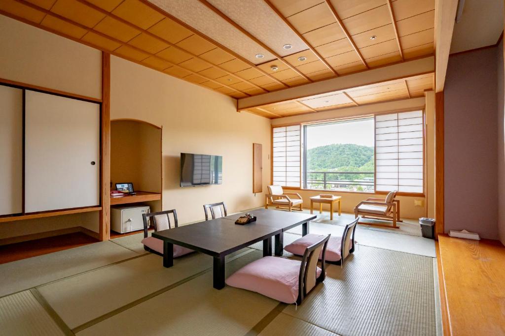 Oshu Akiu Onsen Rantei Tatami Room Mountain View