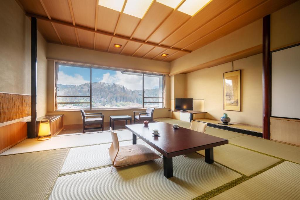 Sakan Tatami Room Tea Table Mountain View