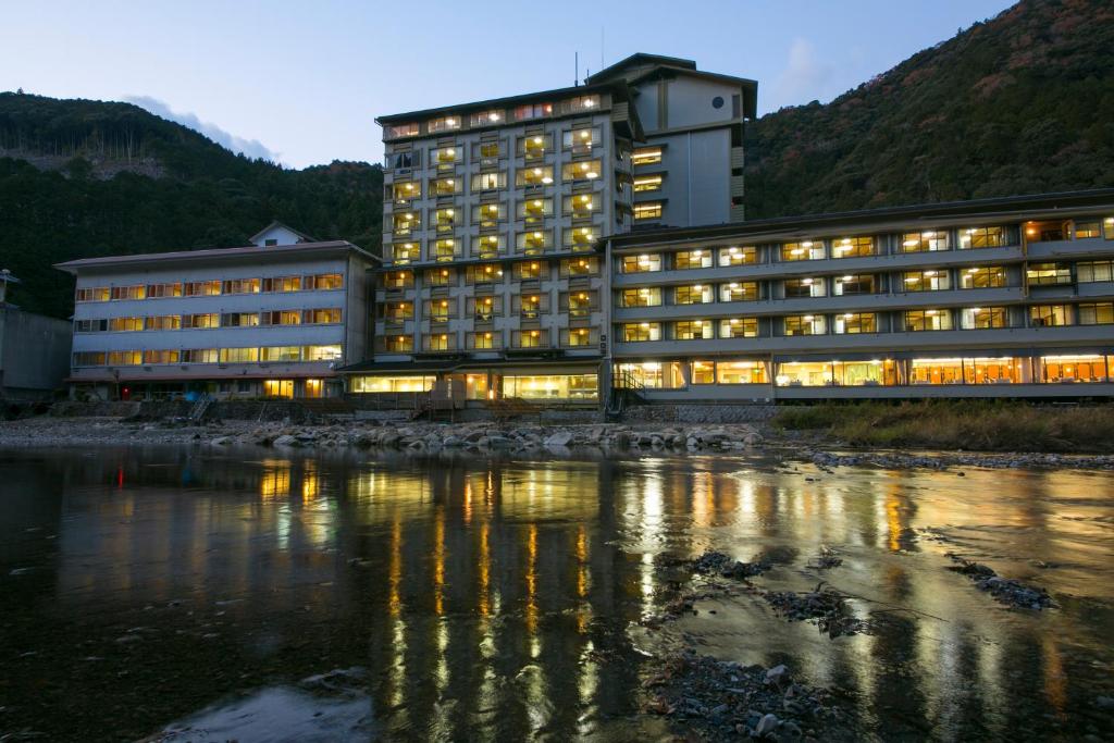 Sansuikan Kawayu Midoriya Exterior Night
