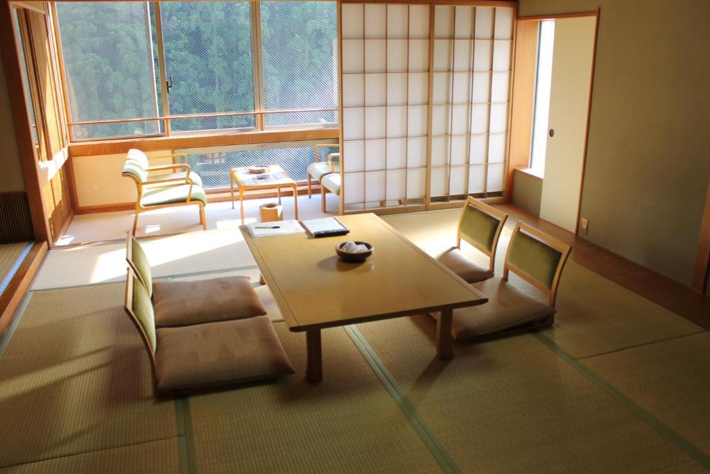 Sansuikan Kawayu Midoriya Tatami Seating Area