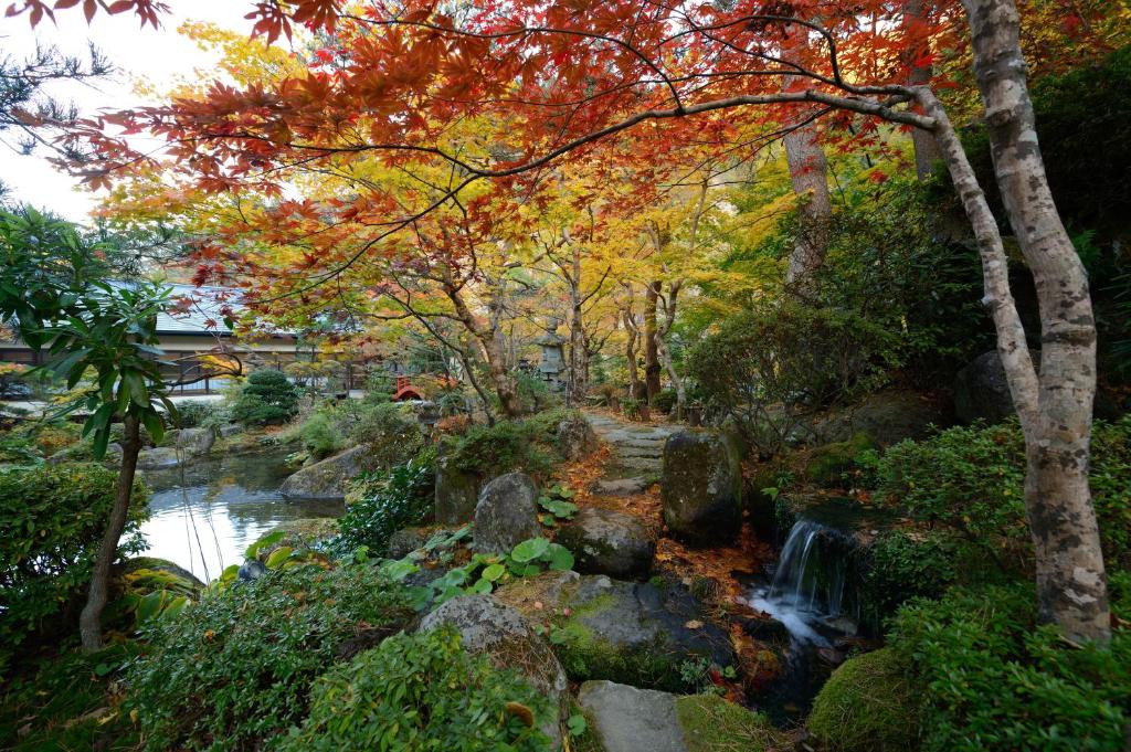 Sansuiso Garden Autumn Foliage