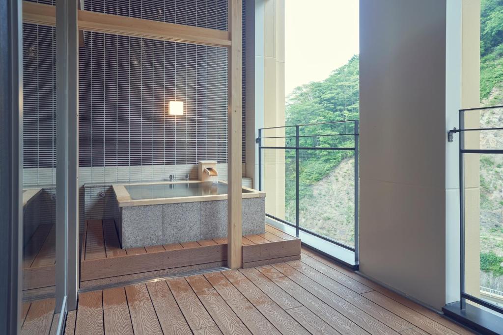 Sansuiso Private Onsen Balcony