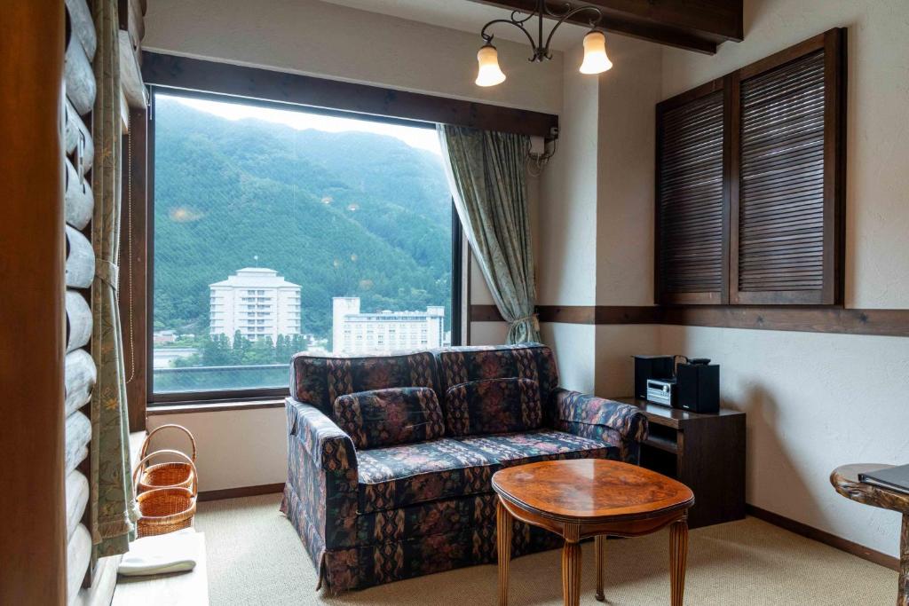Sasara Living Room Mountain View