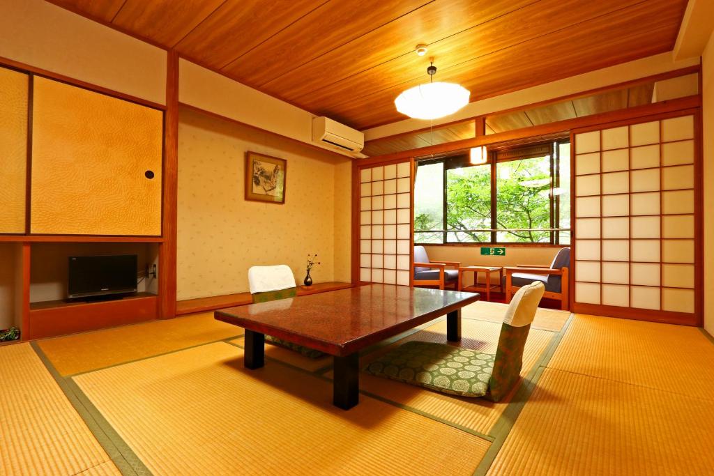 Scenic Inn Yoshikumokan Tatami Room Shoji Tea Table