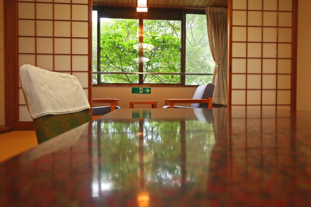Scenic Inn Yoshikumokan Tatami Room Shoji Windows