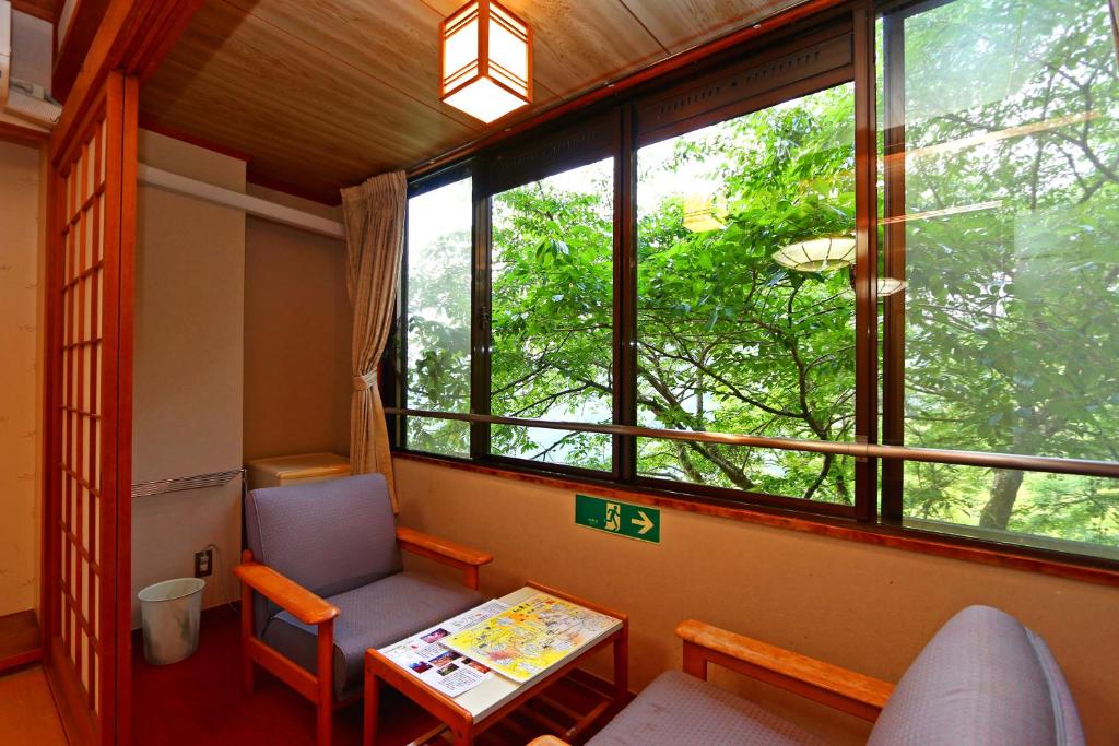 Scenic Inn Yoshikumokan Window Seating Area