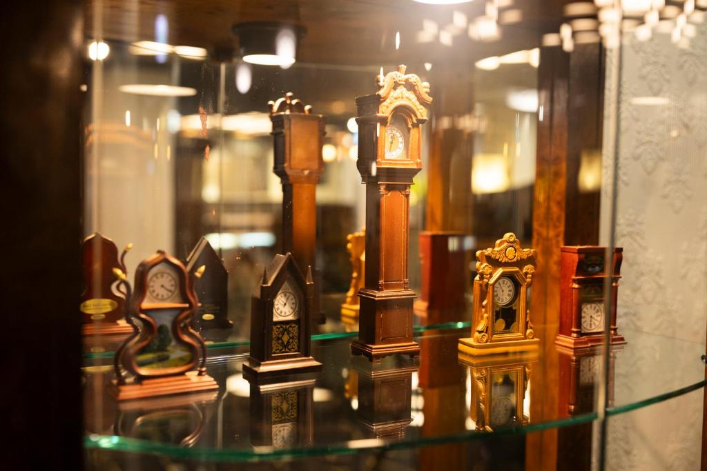 Takeo Onsen Taisho Romantic Inn Kyotoya Clock Display