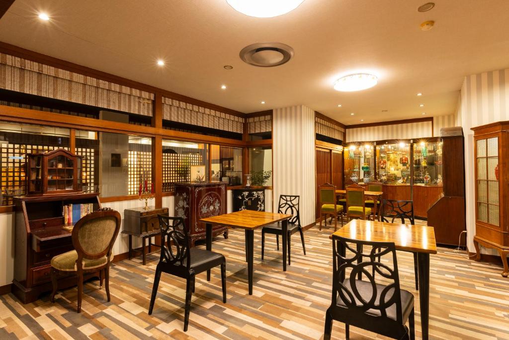 Takeo Onsen Taisho Romantic Inn Kyotoya Dining Area