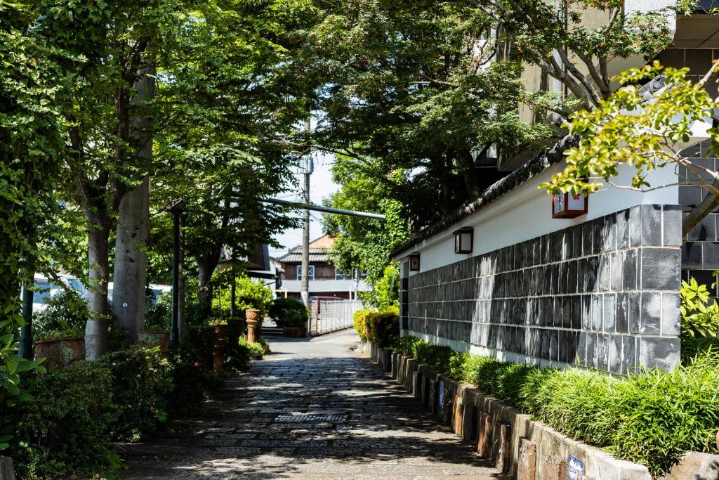 Takeo Onsen Taisho Romantic Inn Kyotoya Garden Pathway