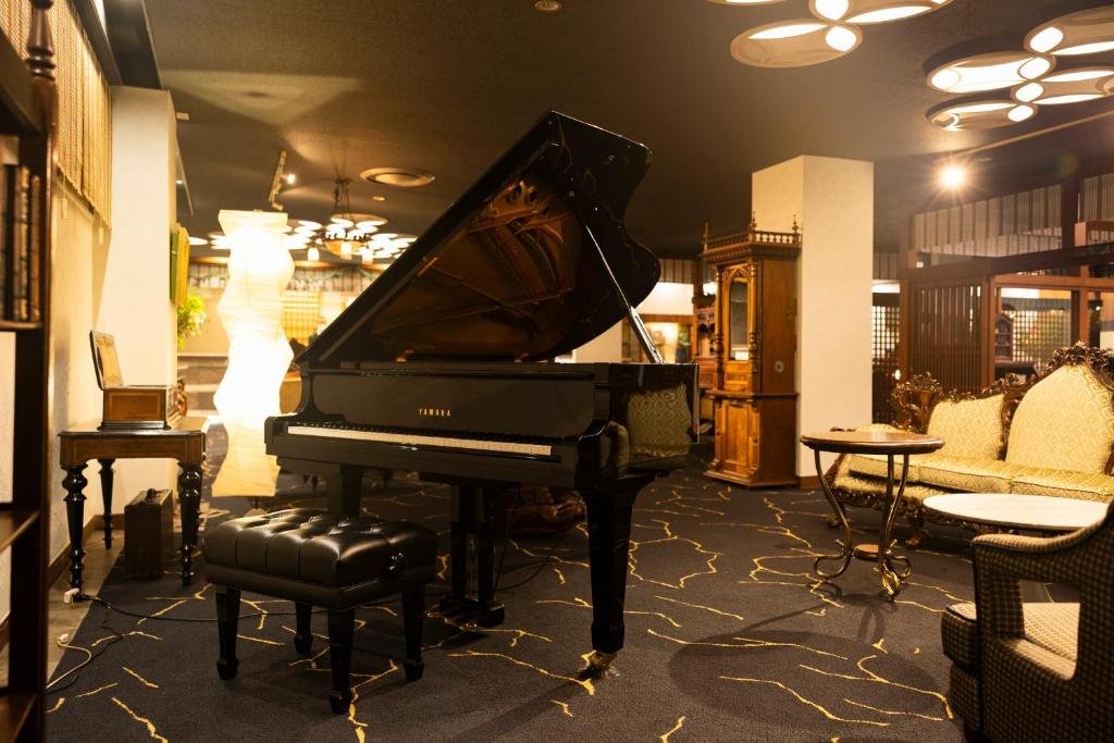 Takeo Onsen Taisho Romantic Inn Kyotoya Grand Piano Lounge